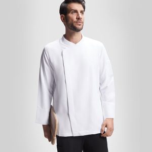 Hombre de pie mirando hacia un lado, vistiendo una chaqueta de cocina blanca de manga larga con cierre cruzado y cuello mao, sosteniendo una tabla de cocina, sobre fondo claro liso.