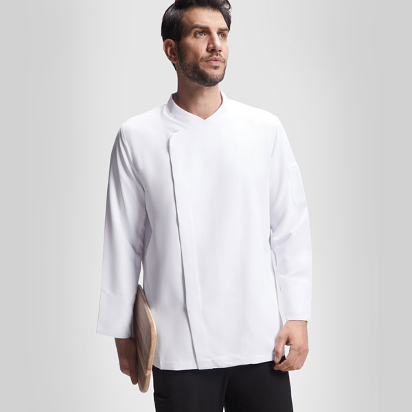 Hombre de pie mirando hacia un lado, vistiendo una chaqueta de cocina blanca de manga larga con cierre cruzado y cuello mao, sosteniendo una tabla de cocina, sobre fondo claro liso.